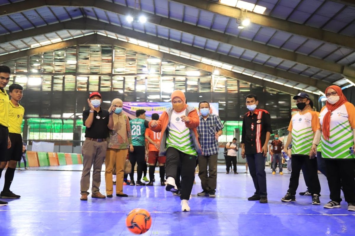 Menteri Ketenagakerjaan (Menaker) Ida Fauziyah saat melakukan kick off (tendangan bola pertama) di Lapangan Futsal Cilandak Sport Center, Jakarta Selatan, Minggu (13/6/2021). Aksi ini sekaligus menandai dibukanya Kompetisi Futsal Tripartit (KTF) 2021 yang diselenggarakan oleh Kementerian Ketenagakerjaan (Kemenaker).