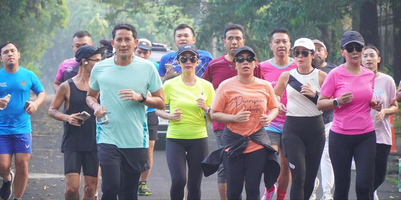 Politisi nasional yang juga Mantan Wakil Gubernur Jakarta Sandiaga Uno sedang lari pagi bersama Ketua Dewan Pimpinan Pusat (DPP) Partai Amanat Nasional (PAN) Zita Anjani di Bulungan, Jakarta Selatan, Rabu (5/6/2024).