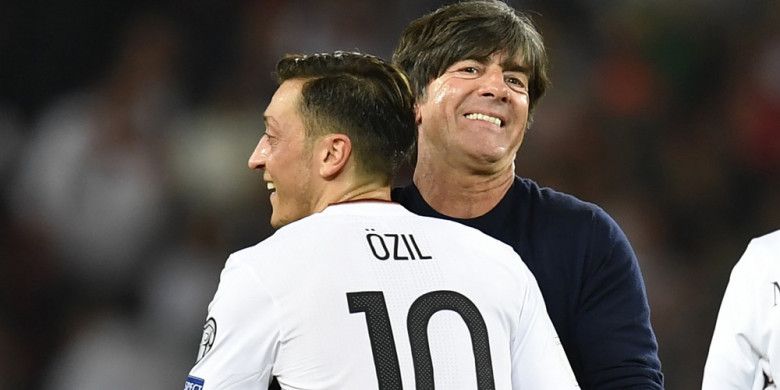 Pelatih tim nasional Jerman, Joachim Loew (kanan), berpelukan dengan gelandang Mesut Oezil seusai menghancurkan Norwegia dengan skor 6-0 dalam lanjutan Kualifikasi Piala Dunia 2018 Grup C di Stadion Mercedez Benz Arena, Stuttgart, Jerman, pada Senin (4/9/2017).
