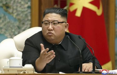 Dalam file foto 15 November 2020 ini yang disediakan oleh pemerintah Korea Utara, pemimpin Korea Utara Kim Jong Un menghadiri pertemuan Politbiro Partai Buruh yang berkuasa di Pyongyang, Korea Utara.