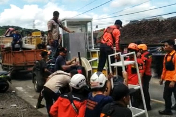 Sejumlah sukarelawan mengangkut barang-barang milik penyintas bencana ke truk di Kampung Nyalindung, Desa Pasirsuren, Palabuhanratu, Sukabumi, Jawa Barat, Rabu (9/3/2022).