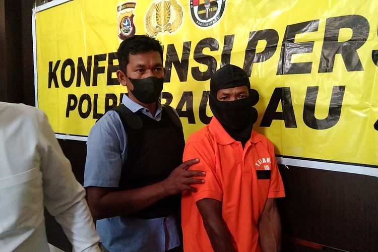 Menangkap ikan dengan menggunakan bahan peledak, LA (55), seorang nelayan asal Desa Madongka, Kecamatan Lakudo, Kabupaten Buton Tengah, Sulawesi Tenggara, ditangkap polisi.