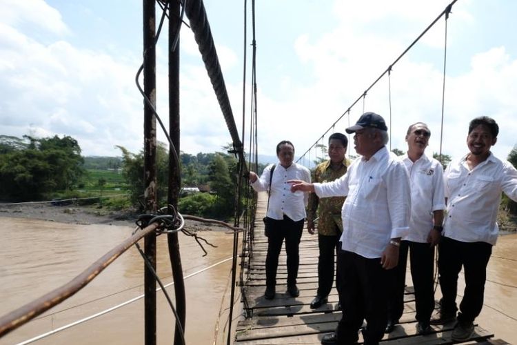 Menteri PUPR Basuki Hadimuljono, saat berkunjung ke jembatan Ngembik, Kelurahan Kramat Utara, Kota Magelang, Kamis (4/4/2019).