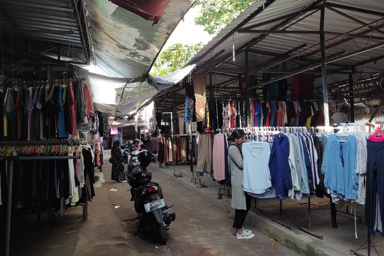 Suasana di pasar Karang Sukun sejumlah pembeli lagi memilih baju bekas