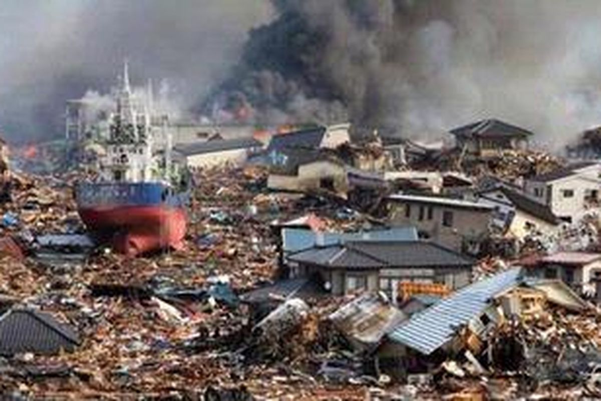 Kota Kisennuma, di Jepang timur laut, yang terletak dekat dengan episentrum gempa berkekuatan 9,0 telah menjadi kota api dan air, Minggu (13/3/2011), - apa yang tidak dilahap api ditenggelamkan oleh air.