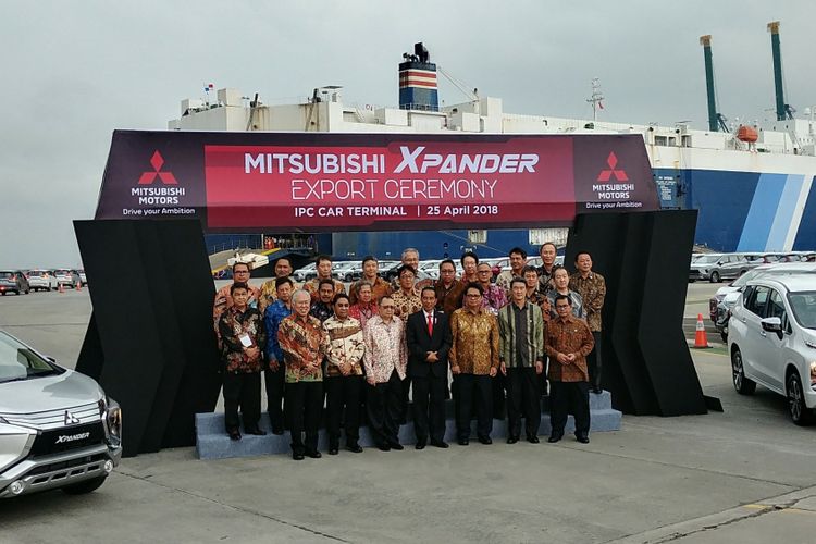 Presiden Joko Widodo menghadiri acara ekspor perdana Mitsubishi Xpander di Tanjung Priok, Jakarta, Rabu (25/4/2018)