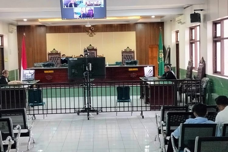 Sejumlah saksi dan penasehat hukum menghadiri ruang sidang Pengadilan Negeri Tegal, Jawa Tengah sebelum dilaksanakan sidang tertutup kasus dugaan perzinahan oknum Polwan, Kamis (15/6/2023)