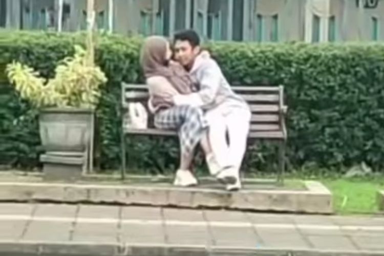 Video viral memperlihatkan diduga dua sejoli antara laki-laki dengan wanita berhijab yang sedang memadu kasih dengan berpelukan di bangku taman di pinggir Jalan Besar Ijen, Kota Malang, Jawa Timur. 