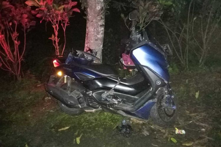 Sebuah sepeda motor mengalami kerusakan parah usai menabrak angkot yang akan parkir di desa Tulehu, kecamatan Salahutu, kabupaten Maluku Tengah, Selasa malam (31/1/2023)