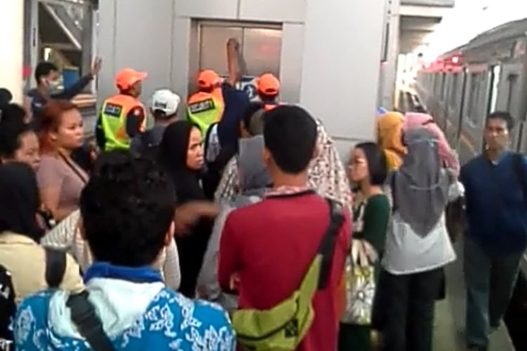 Sejumlah petugas dan warga melakukan evakuasi 7 penumpang yang terjebak di dalam lift, Stasiun Parung Panjang, Kabupaten Bogor Jawa Barat, Kamis (21/11/2019)