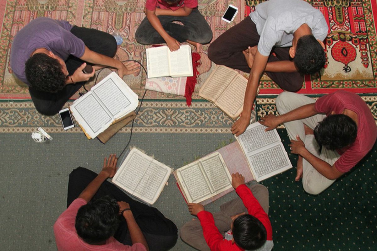 Umat Muslim bertadarus di Masjid At-Taqwa Desa Alue Raya, Kecamatan Samatiga, Aceh Barat, Aceh, Senin (6/5/2019). Pada bulan Ramadhan umat muslim memanfaatkan waktu untuk memperbanyak ibadah dengan membaca Al Quran dan melaksanakan salat sunah guna menambah amalan dan memohon ampunan dari Allah SWT.