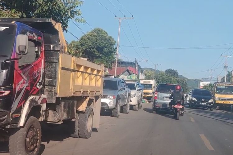 Tampak antrian kendaraan yang hendak mengisi solar di SPBU Tanah Hitam, Kota Jayapura, Papua, Senin (29/3/2022)