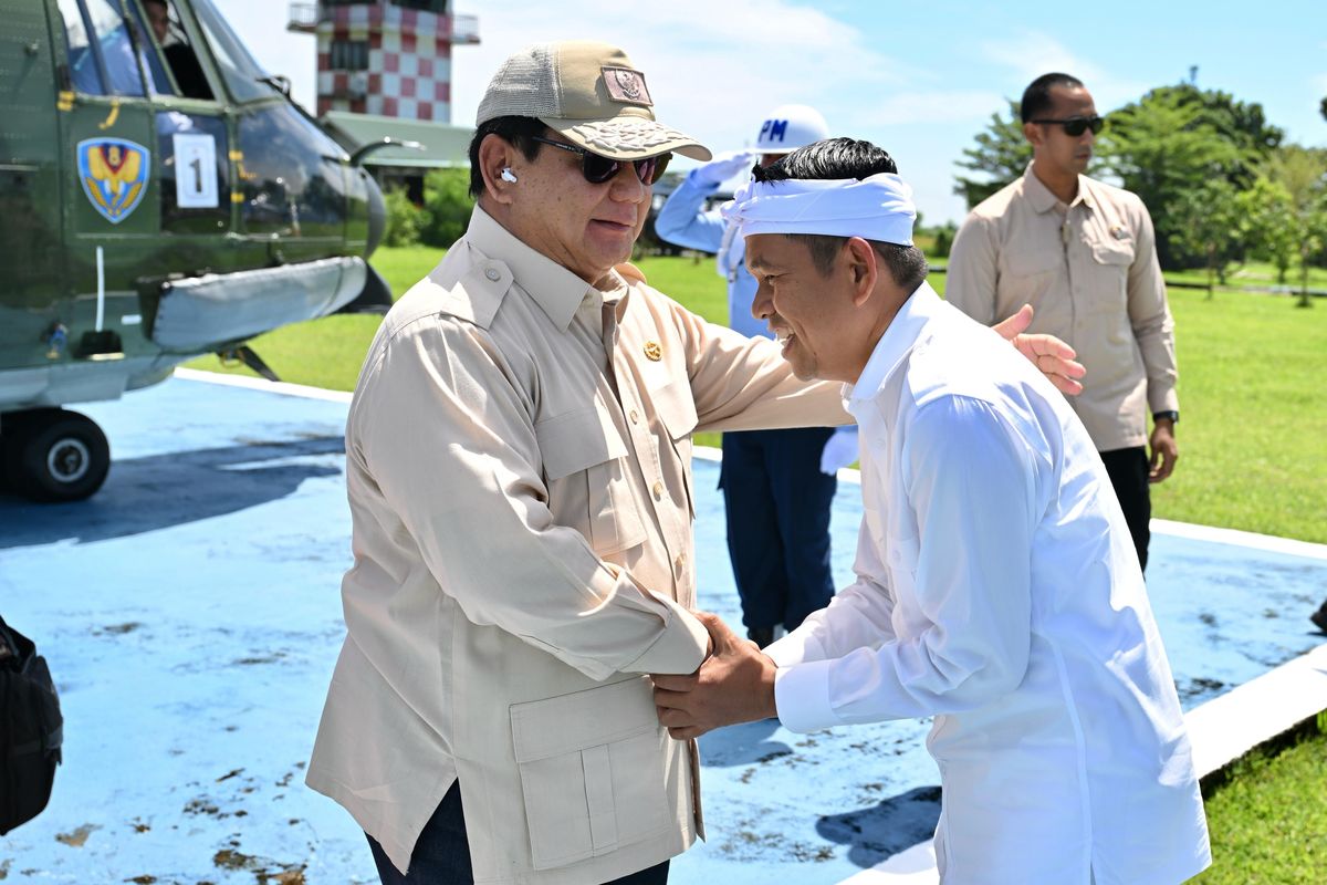 Gubernur Jawa Barat (Jabar) Dedi Mulyadi menyambut kedatangan Presiden RI Prabowo Subianto di Pangkalan TNI AU Sugiri Sukani, Kabupaten Majalengka, Provinsi Jawa Barat.