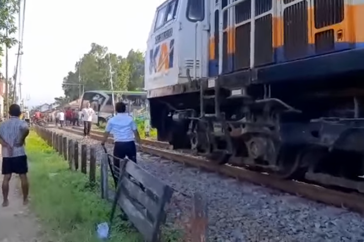 Tangkapan layar unggahan video bernarasi sebuah bus mengalami mati mesin di tengah perlintasan saat kereta api akan melintas.