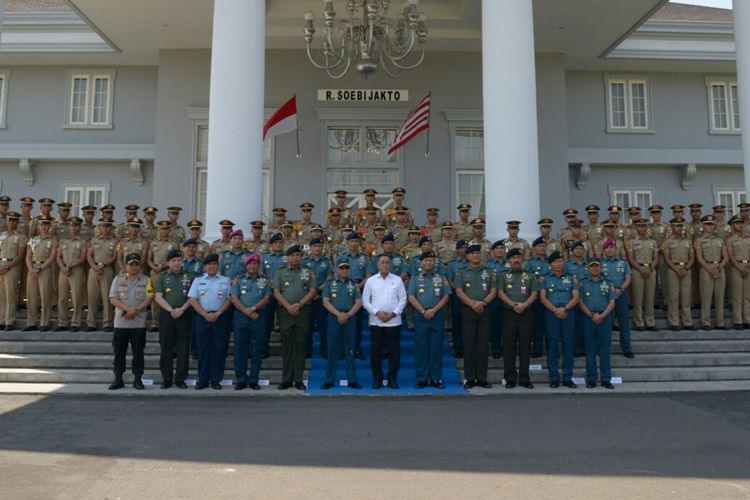 Menteri Pertahanan Ryamizard Ryacudu berfoto bersama taruna Akademi Militer (Akmil) di Magelang