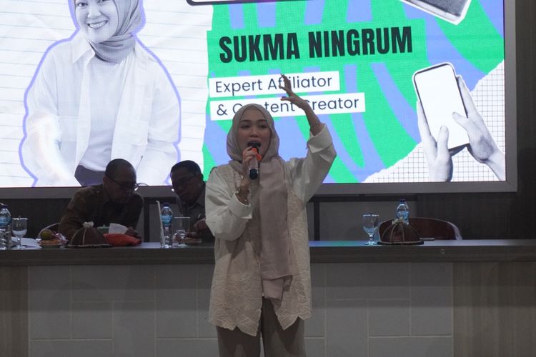 Sukma Ningrum saat memberikan materi dalam kegiatan Affliator Academy di Ruang Rapat Anjuk Ladang Pemkab Nganjuk, Senin (30/9/2024). Doc: Diskominfo Nganjuk