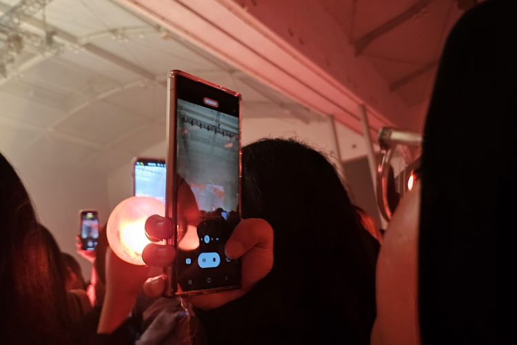 Ilustrasi penonton yang menangkap momen dan aksi Suga BTS menggunakan Samsung Galaxy S23 Ultra
