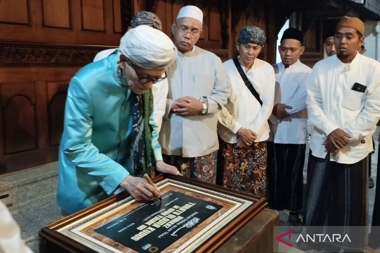 Rais Aam PBNU KH Miftachul Akhyar meresmikan Markaz Turats Ulama Kudus yang berlokasi di Jalan Sunan Kudus, Jawa Tengah, sebagai pusat pelestarian karya-karya ulama, Selasa (16/12/2025). 