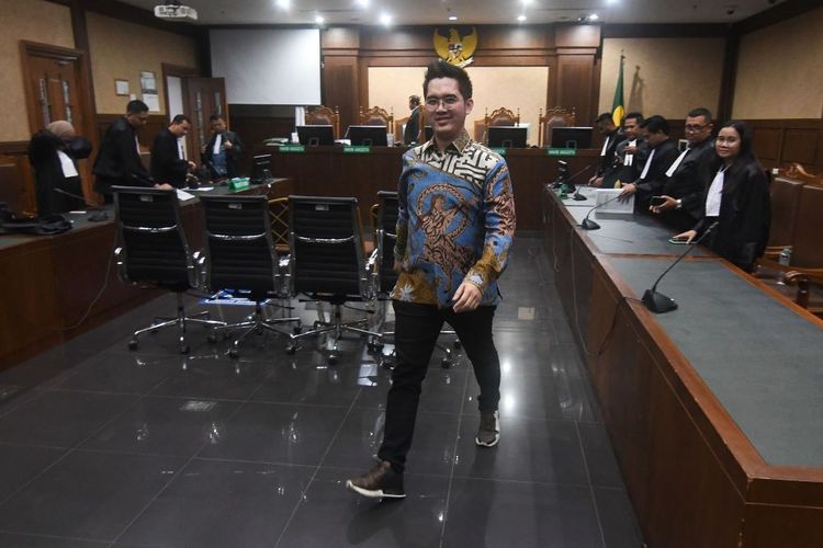 Terdakwa suap pengurusan perkara di Mahkamah Agung (MA) Dadan Tri Yudianto berjalan usai sidang tuntutan di Pengadilan Tipikor, Jakarta, Selasa (13/2/2024). Jaksa menuntut Dadan dengan kurungan penjara 11 tahun 5 bulan dan denda Rp1 miliar subsider pidana kurungan pengganti enam bulan karena terbukti menerima suap Rp11,2 miliar terkait pengurusan perkara di MA bersama Sekretaris MA nonaktif Hasbi Hasan. ANTARA FOTO/Aditya Pradana Putra/Spt.