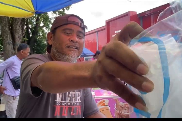 Harga Plastik Naik, Pedagang di Karawang Bimbang: Naikkan Harga Sulit, daripada Sepi...