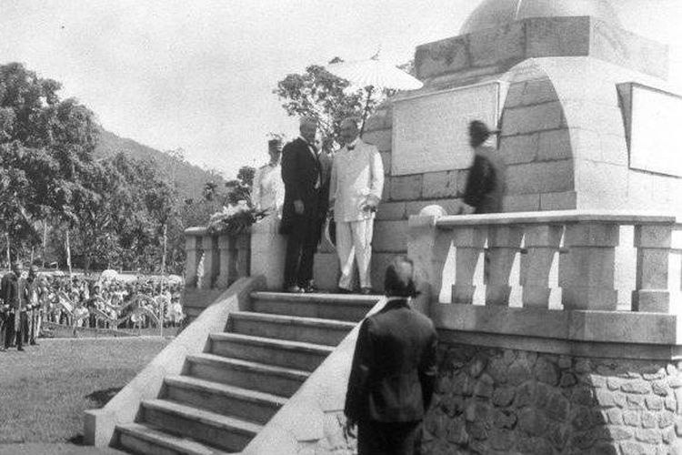 Suasana saat peresmian Monumen Lingga, ikon Kabupaten Sumedang, pada tahun 1922.