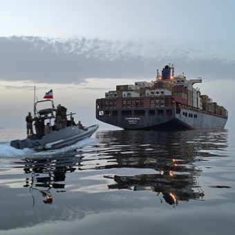 Kapal Korps Garda Revolusi Iran (IRGC) saat diduga hendak menyiya kapal kontainer yang menerobos Selat Hormuz pada 21 April 2026. Foto ini diperoleh AFP dari kantor berita Iran, Tasnim. Media AS Sebut Dua Kapal Perang Melintasi Selat Hormuz di Bawah Serangan Iran. Apa Isi Proposal Terbaru Iran ke AS untuk Mengakhiri Perang?