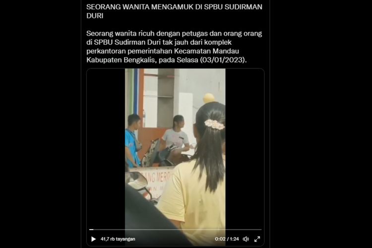 Seorang perempuan terekam sedang mengamuk dan menyerang petugas SPBU dalam sebuah video yang diunggah di Twitter, Selasa (3/1/2023).