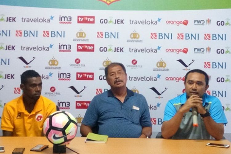 Pelatih Perseru Serui, Yusak Sutanto, menjalani jumpa pers di Stadion Patriot, Rabu (19/4/2017), untuk membahas partai Liga 1 kontra Bhayangkara FC.