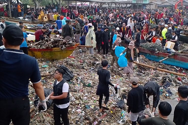 Aksi bersih Pantai Sukaraja, Bandar Lampung yang dilakukan ribuan warga dan Tiktoker Pandawara Grup, Senin (10/7/2023).