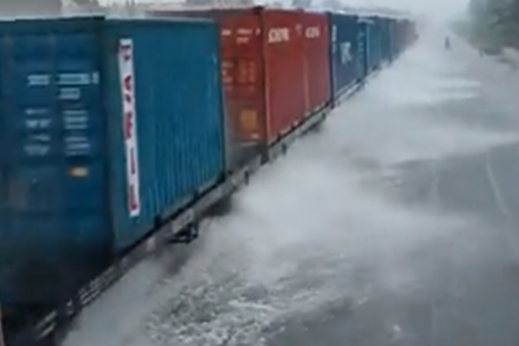 Tangkapan layar unggahan video yang memperlihatkan kereta api pengangkut kontainer menerabas banjir diduga lokasinya di Semarang, Jawa Tengah.