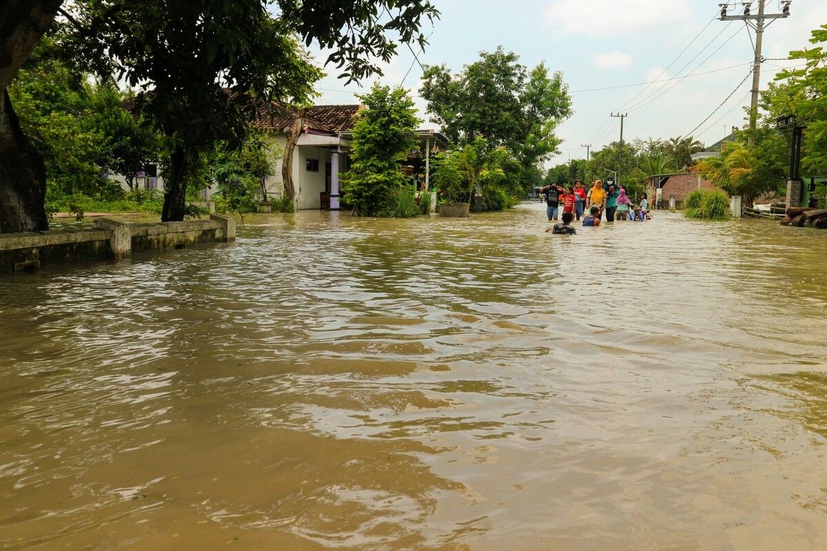 Suasana banjir hari ke-12 di Dusun Beluk, Desa Jombok, Kecamatan Kesamben, Kabupaten Jombang, Jawa Timur, Selasa (12/1/2021).