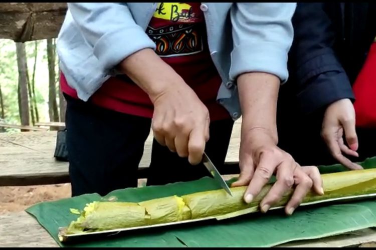 Nikmat dan Wanginya Leong, Kuliner Khas Mamasa yang Kaya Rempah, Dipanggang dengan Batang Bambu *** Local Caption *** Nikmat dan Wanginya Leong, Kuliner Khas Mamasa yang Kaya Rempah, Dipanggang dengan Batang Bambu