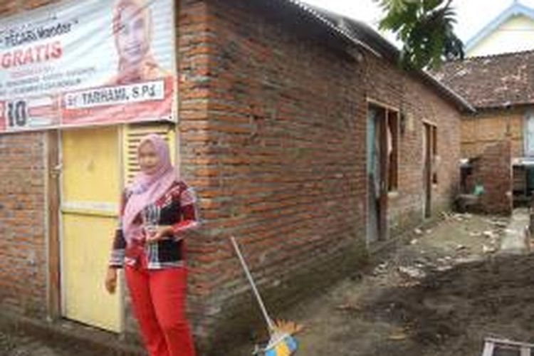 Tarhami, mantan tkw yang menjadi caleg di depan bangunan TK gratis miliknya yang belum jadi Senin (17/02/2014)