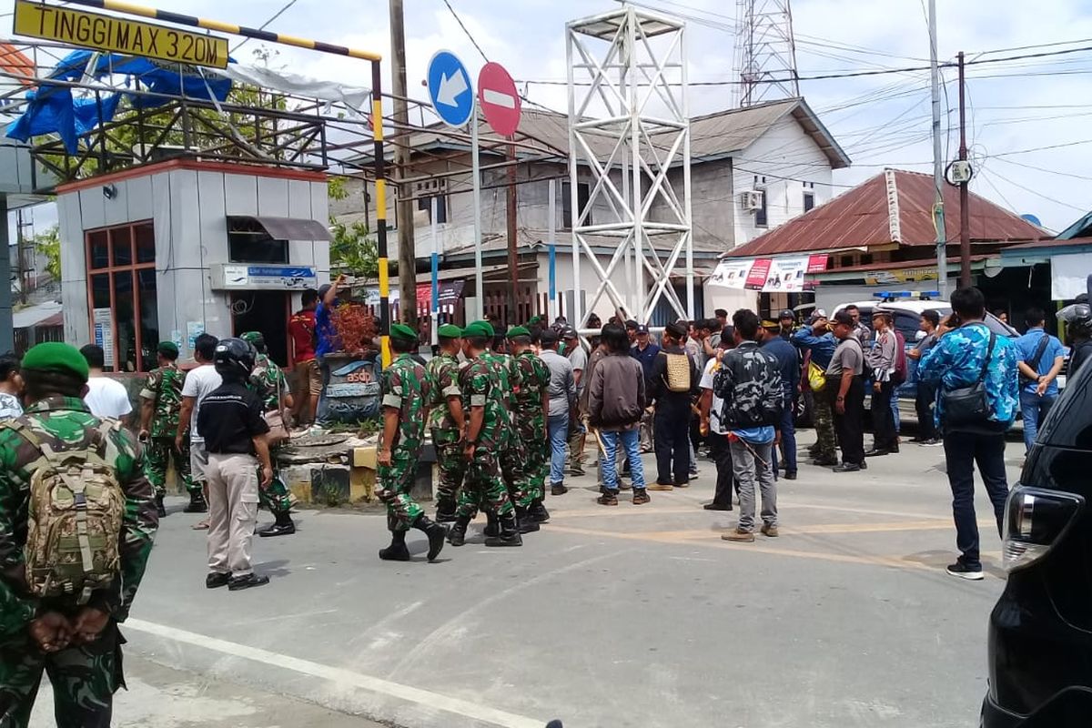 Massa membawa senjata tajam di Pelabuhan Ferry Penajam Kabupaten Penajam Paser Utara (PPU), Rabu (16/10/2019).