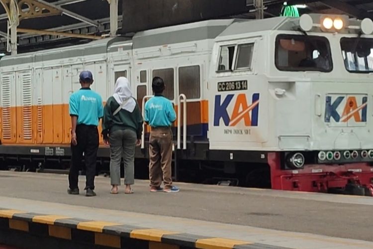 Rangkaian Kereta Api tiba di Stasiun Cirebon untuk membawa penumpang menuju Stasiun Gambir, pada Kamis (14/3/2024) siang. 