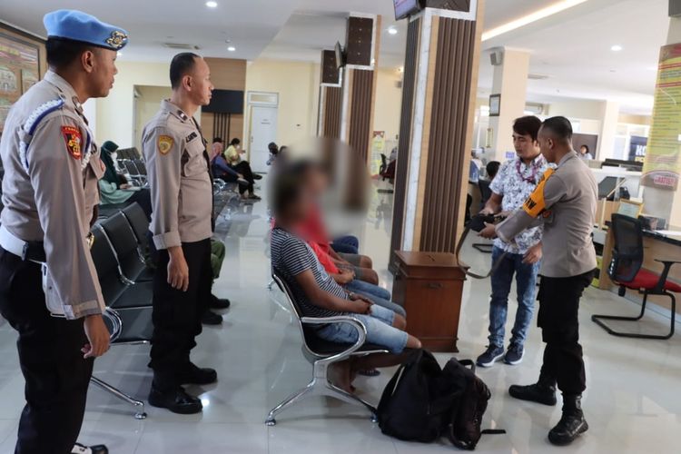 Empat pelaku pencurian di Masjid Nurul Huda, Kelurahan Manahan, Kecamatan Banjarsari, Kota Solo, Jawa Tengah (Jateng), terekam CCTV saat melakukan aksinya, diamankan polisi.
