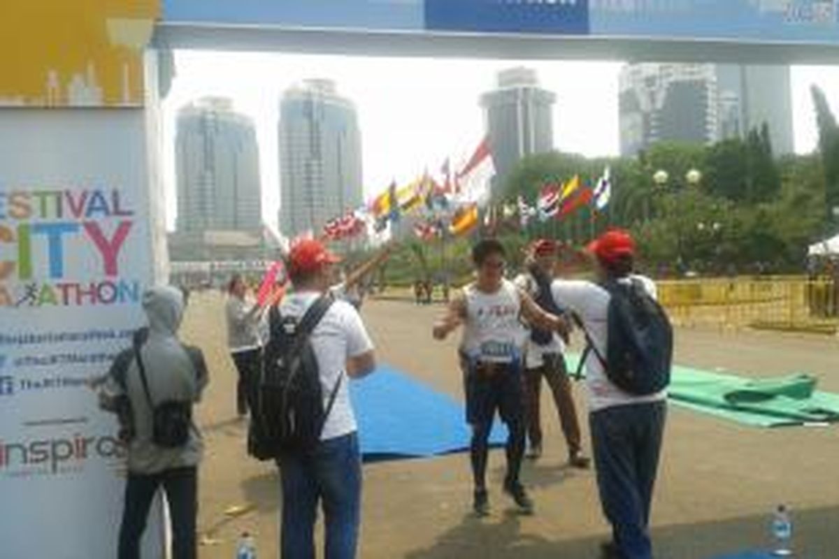 Sudah delapan jam berlalu, panitia masih setia menunggu pelari Jakarta Marathon, Minggu (26/10/2014)