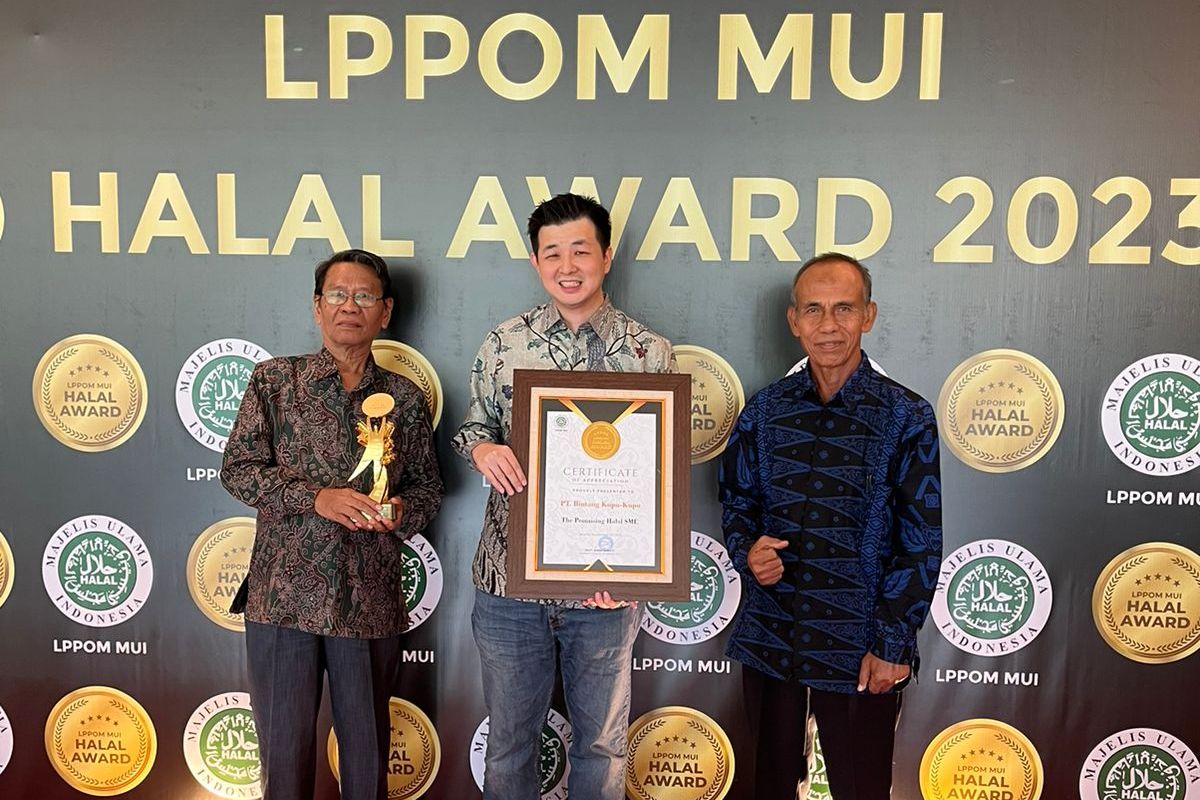PT Bintang Kupu Kupu raih penghargaan dari LPPOM MUI Halal Award 2023.