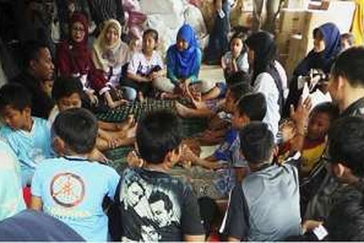 Sejumlah pengunjung dari beberapa organisasi dan instansi datang menghibur pengungsi anak-anak di Balai Desa Jelok, Kecamatan Kaligesing, Kabupaten Purworejo, Jawa Tengah, Kamis (30/6). Sebanyak 98 orang, yang merupakan korban bencana longsor, mengungsi di Desa Jelok.