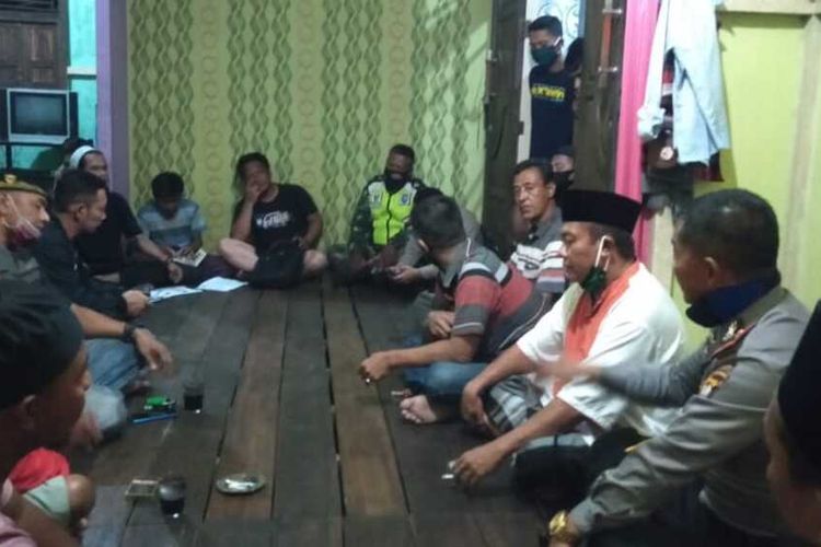 Peetemuan kepolisian bersama aparatur desa dengan 10 orang pendatang baru di Desa Antibar, Kecamatan Mempawah Timur, Kabupaten Mempawah, Kalimantan Barat, Rabu (13/5/2020).