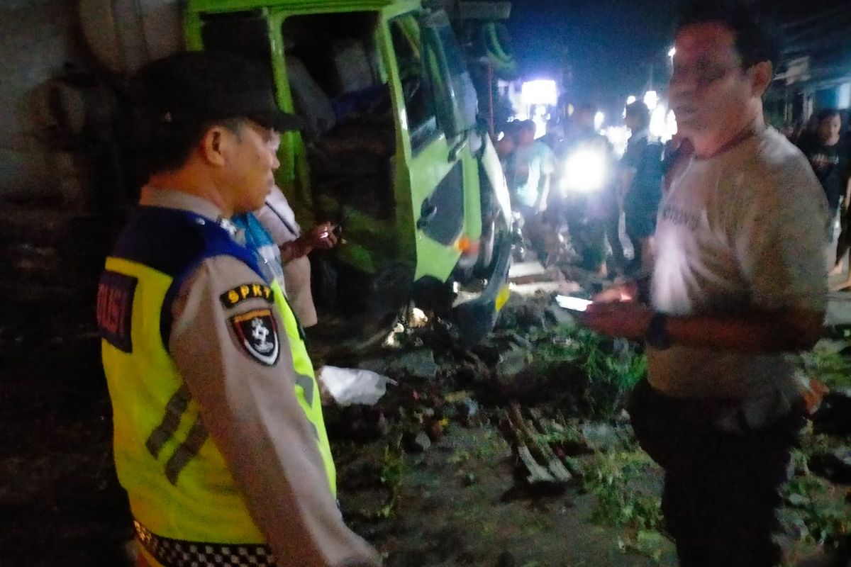 Polisi mengamankan lokasi kejadian kecelakaan di Jalan Raya Singaraja-Kintamani, Desa Kubutambahan, Kecamatan Kubutambahan, Kabupaten Buleleng, Bali, Minggu (29/6/2025).