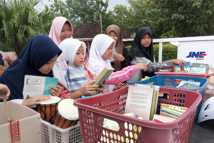 BACA BUKU—Anak-anak nampak sibuk memilih buku bacaaan yang dibawa Wahyudi, penggiat literasi asal asal Dusun Tlogobandung, Desa Tirtosuworo, Kecamatan Giriwoyo, Kabupaten Wonogiri, Jawa Tengah.