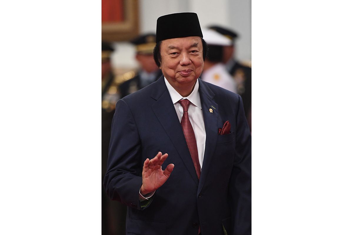 Anggota Dewan Pertimbangan Presiden (Wantimpres) Dato Sri Tahir berpose sebelum upacara pelantikan di Istana Merdeka, Jakarta, Jumat (13/12/2019). Presiden resmi melantik sembilan orang Wantimpres periode 2019-2024.