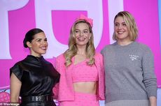 Penampilan Serba Pink Margot Robbie di Korea Selatan