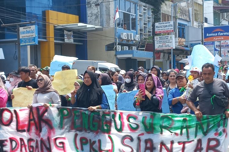 Tolak Relokasi, Ratusan PKL Pematangsiantar Demo Rumah Dinas Wali Kota