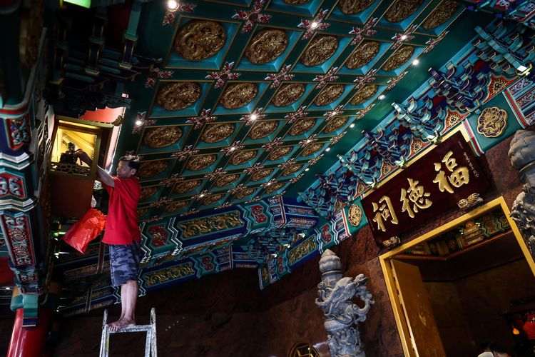 Umat Buddha membersihkan patung yang ada di Kelenteng Hok Tek Ceng Sin, Tanah Abang, Jakarta Pusat, Selasa (21/1/2020). Bersih-bersih Patung dilakukan secara rutin satu tahun sekali. Sehari-hari, hanya altar yang dibersihkan. Ada puluhan Patung yang akan di bersihkan sebelum perayaan Imlek.