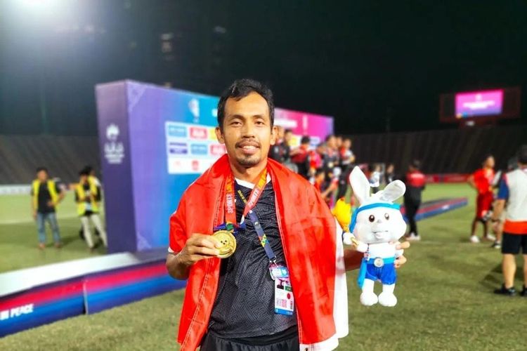 Hasan Mughni, seorang kitman yang bertugas saat timnas U22 Indonesia meraih medali emas SEA Games 2023. Kompas.com berkesempatan mewawancarai Hasan Mughni dalam acara Sporty Kompas.com pada hari ini, Rabu (24/5/2023) pukul 16.00 WIB. 