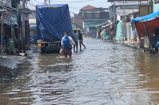 Lansia Dievakuasi Saat Banjir Rob di Muara Angke Makin Parah