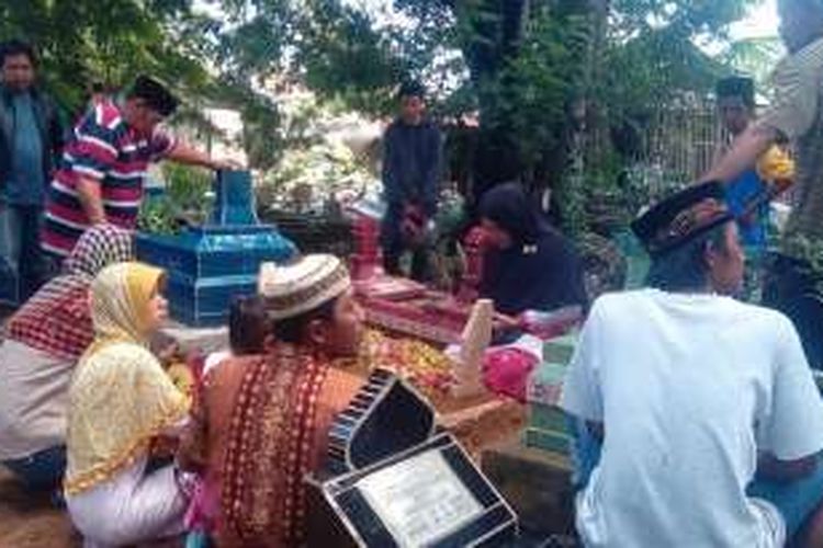 Keluarga Joko Prakoso korban tewas akibat miras oplosan di Prabumulih berdoa usai Joko Prakoso dimakamkan di pemakaman umum Taman Baka Prabumulih