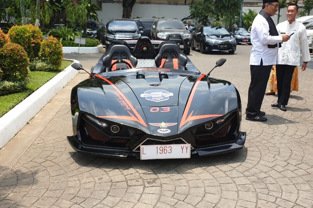 Mobil listrik Lowo Ireng atau batman produksi ITS yang ikut konvoi Formula E, Jumat (20/9/2019)